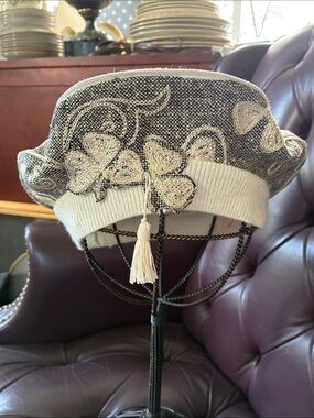 Women’s Black & Cream Shamrocks Embroidered Knit Beret Hat
